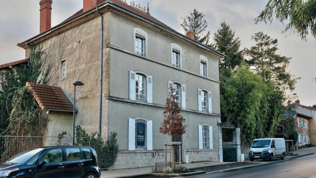 cropped la villa montrevel