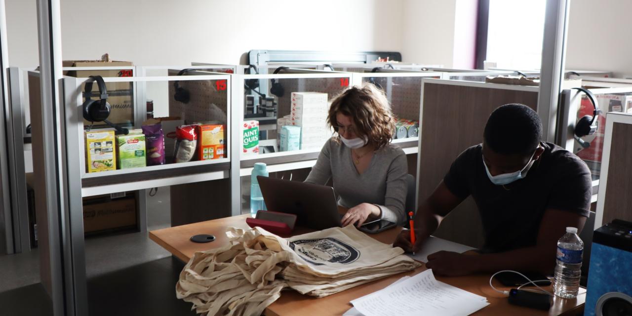 Ils distribuent gratuitement des produits de première nécessité aux étudiants en difficulté
