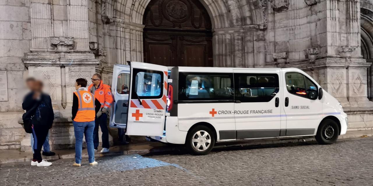 En maraude avec les bénévoles de la Croix-Rouge