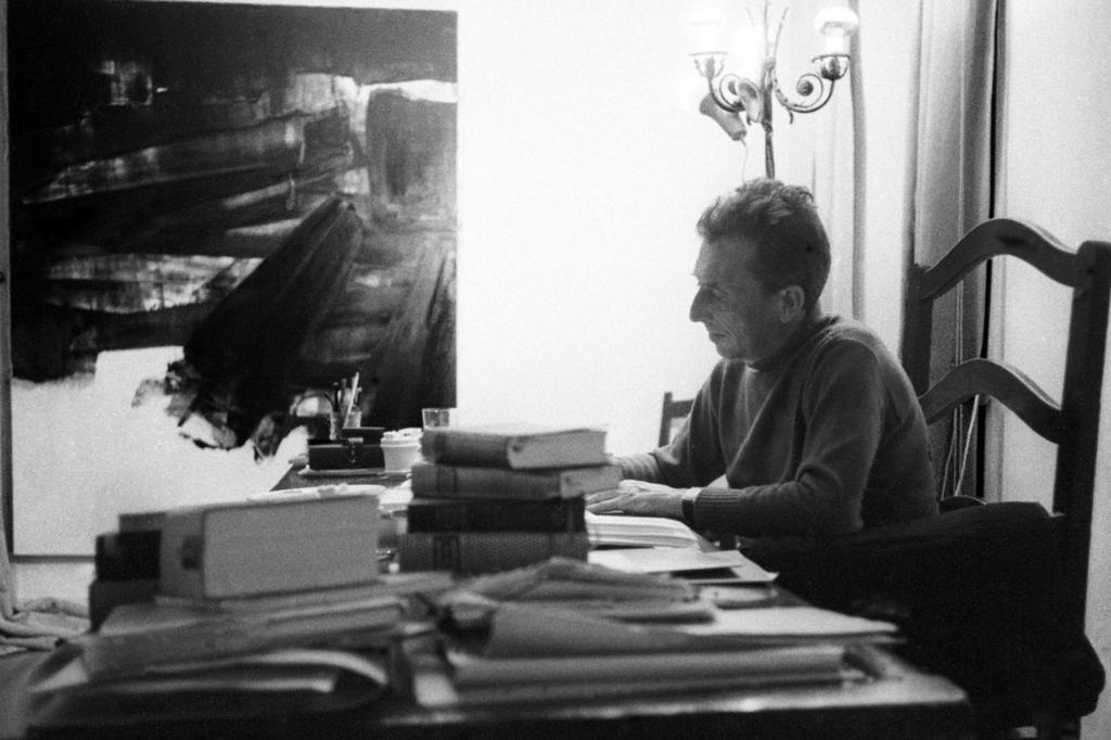 roger vailland a sa table de travail a meillonnas en mars 1963 au mur une peinture de soulages photos marc garanger 1447704779