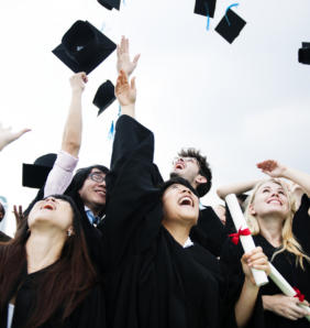 groupe divers diplomes lancant bonnets dans ciel