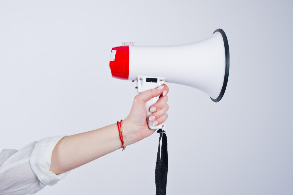 photo gros plan du megaphone dans main feminine