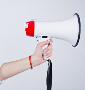photo gros plan du megaphone dans main feminine