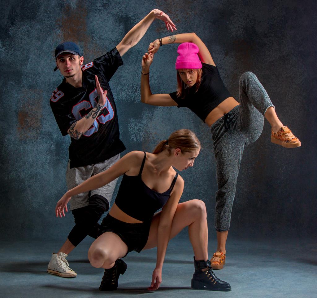 deux jeunes girsl garcon dansant hip hop dans