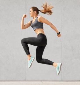 femme active pleine energie saute haut dans airs porte vetements sport se prepare pour competitions sportives