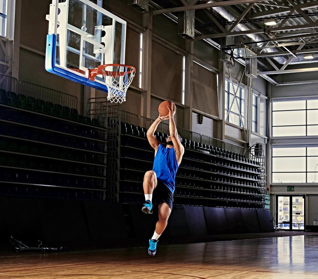 basketteur professionnel noir action terrain basket