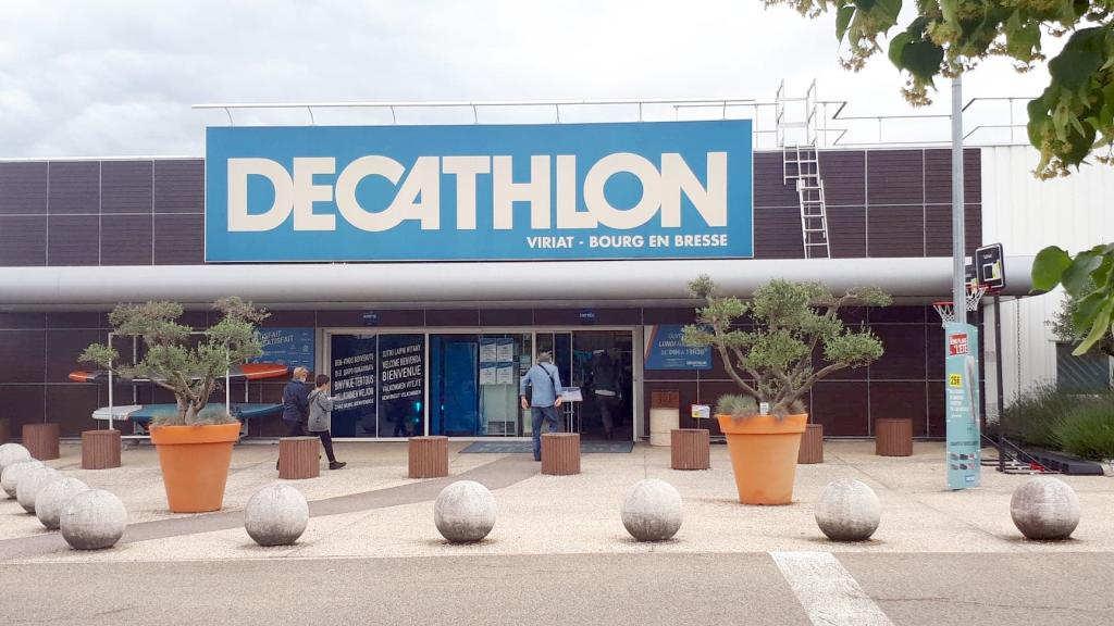 les locaux de lancien magasin decathlon de la chambiere trouvent peu a peu leur nouvelle vocation avec les arrivees de carter cash et dharmonie medical service