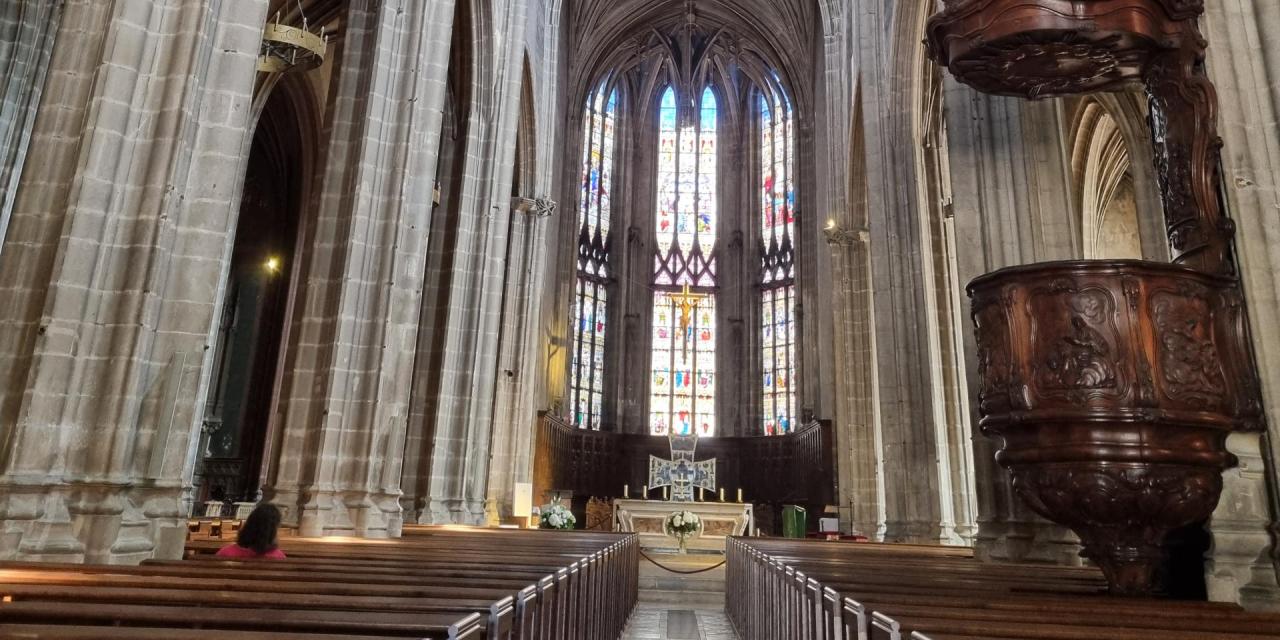 Suivez la flèche… Notre-Dame de Ma(i)rie