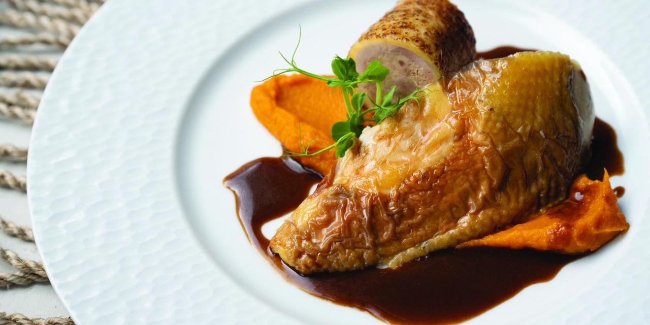 Découvrez la recette gourmande de la poularde de pintade de Bresse rôtie et sa purée de potimarron