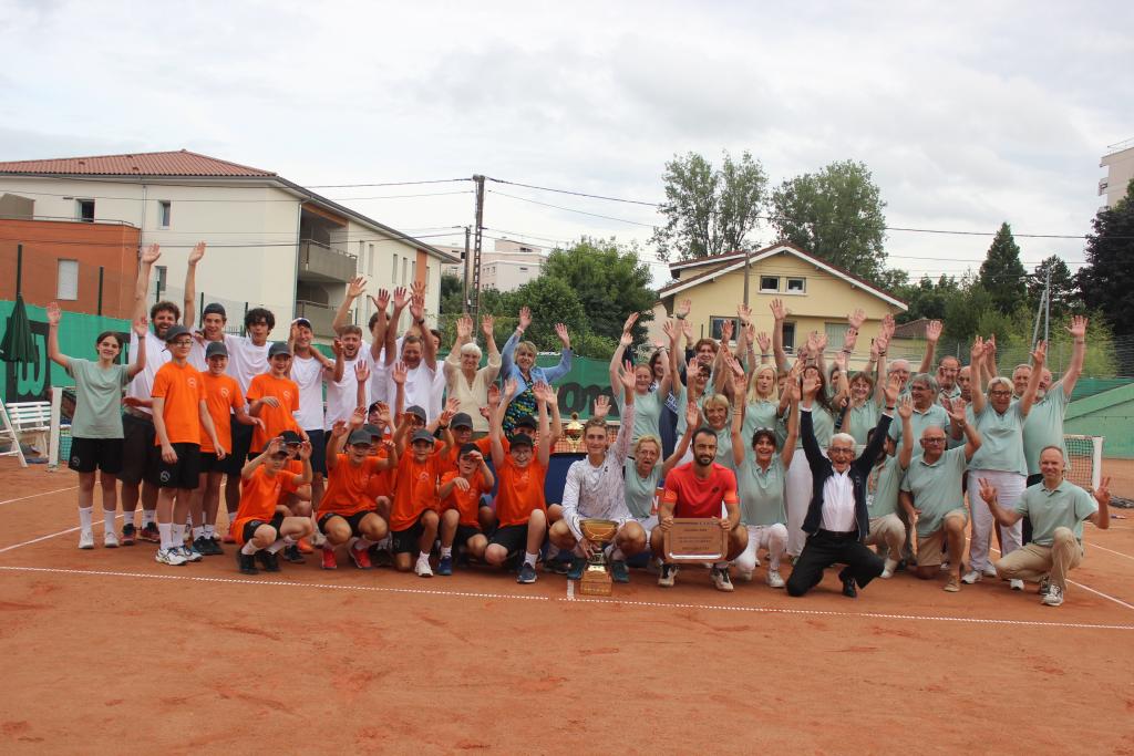 groupe mains levees 1