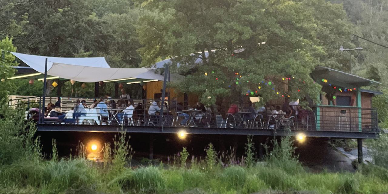 Prenez un apéro les pieds dans l&rsquo;eau au Carbet !