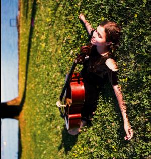 Elle était au début de l’été à Brou avec sa complice de Bord on the wire, Rosemary Stanley, revoilà Dom La Nena, Leon son violoncelle et un quatuor à cordes à ne pas manquer vendredi à l’espace Daniel-Bénassy. Photo Jeremiah