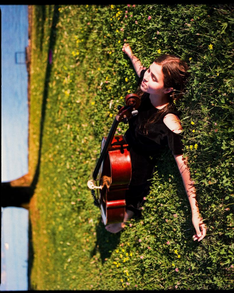 Elle était au début de l’été à Brou avec sa complice de Bord on the wire, Rosemary Stanley, revoilà Dom La Nena, Leon son violoncelle et un quatuor à cordes à ne pas manquer vendredi à l’espace Daniel-Bénassy. Photo Jeremiah