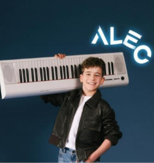 Alec sur le podium de l'Eurovision Junior ! © Louis-Adrien LE BLAY - France Télévisions